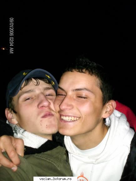 deci ... ala cu shapca e alex ... si celalalt e sampdoria golanu ... sau asimini ... uratii dracului